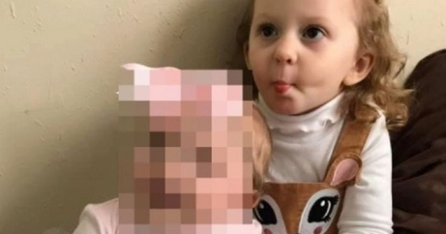 O fetiță de trei ani a murit după ce a fost uitată de mama ei în mașină