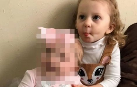 Caz dramatic! O fetiță de trei ani a murit după ce a fost uitată de mama ei în mașina parcată la soare