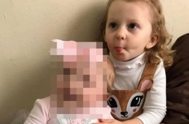 Caz dramatic! O fetiță de trei ani a murit după ce a fost uitată de mama ei în mașina parcată la soare