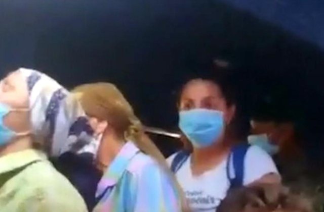 Argeșul e în prag de carantină, iar zeci de oameni merg ca sardinele cu microbuzul