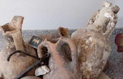 Amfore romane vechi de 2.000 de ani, folosite ca decorațiuni într-un magazin