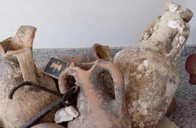 Amfore romane vechi de 2.000 de ani, folosite ca decorațiuni într-un magazin