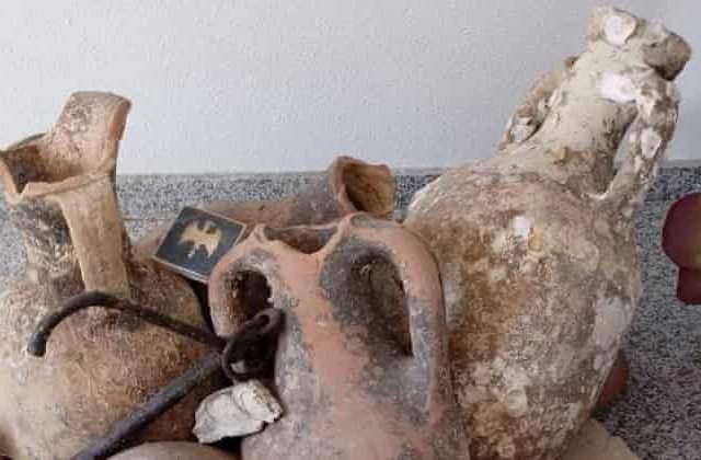 Amfore romane vechi de 2.000 de ani, folosite ca decorațiuni &icirc;ntr-un magazin