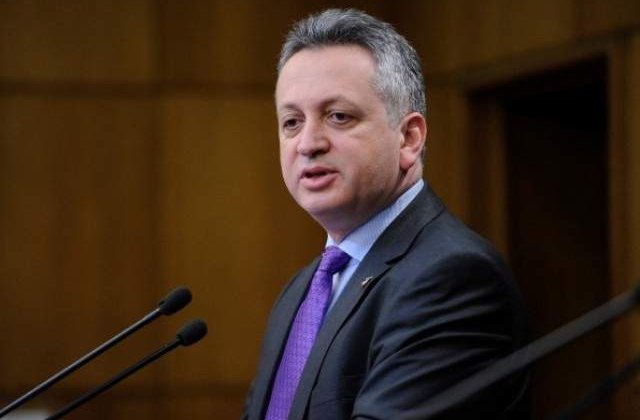 Fenechiu vrea sa ii ia avionul lui Basescu