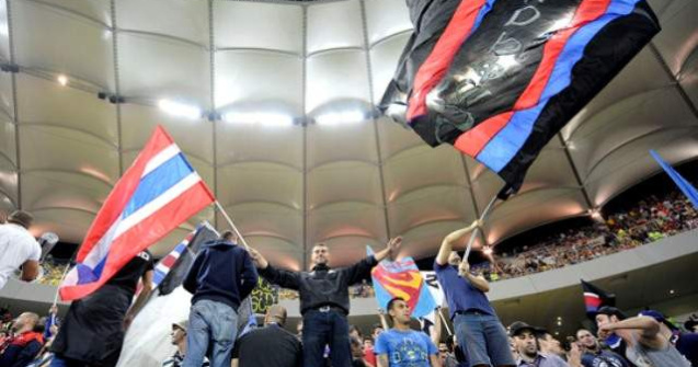 Fostele glorii ale Stelei, ajutate de suporteri sa mearga la meci