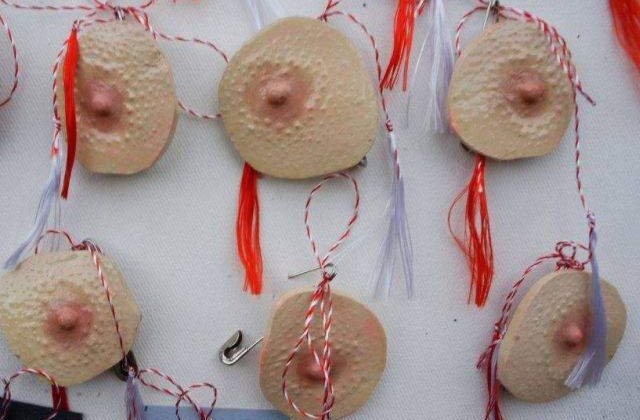 Cel mai ciudat martisor: Sfarc cu snurulet la 5 lei bucata