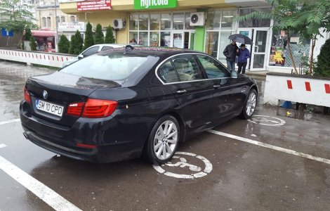 Ce amenzi riști dacă mai parchezi pe locurile persoanelor cu handicap