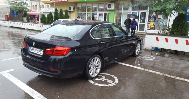 Ce amenzi riști dacă mai parchezi pe locurile persoanelor cu handicap