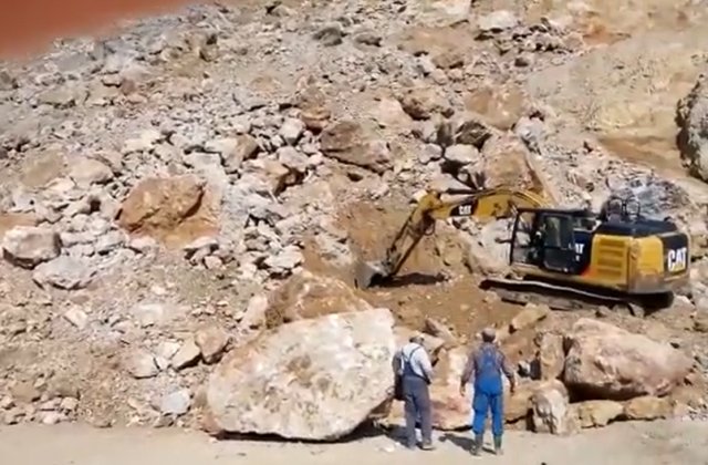 VIDEO Un muncitor din Suceava a murit după ce un perete de la o carieră s-a prăbușit peste el
