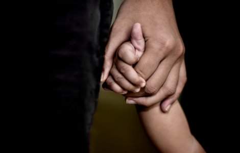 VIDEO O mamă se luptă cu doi bărbați care voiau să îi răpească fiica