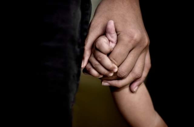 VIDEO Momentul șocant în care o mamă se luptă cu doi bărbați care voiau să îi răpească fiica