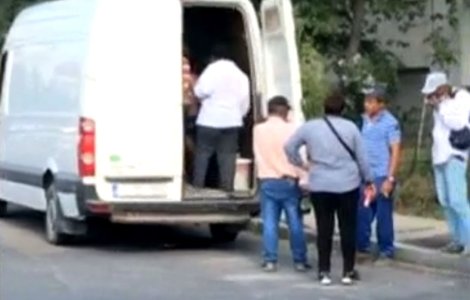 21 de oameni transportați contra cost cu o dubă de marfă, așezați pe bănci de lemn