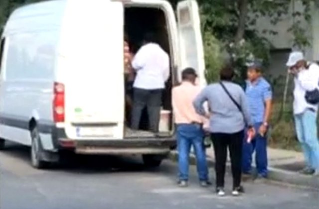 21 de oameni transportați contra cost cu o dubă de marfă, așezați pe bănci de lemn