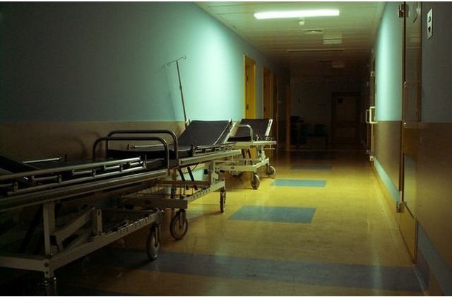 Situație revoltătoare la Dej: Copil de 9 ani ajuns la ATI, mâncat de viermi și muște. Mama acestuia a fost reținută