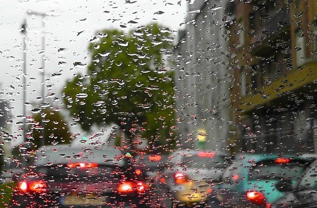 16 județe se află sub Cod PORTOCALIU de ploi și vijelii până duminică dimineață