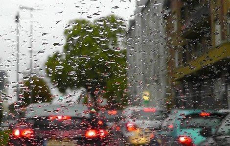 16 județe se află sub Cod PORTOCALIU de ploi și vijelii până duminică dimineață