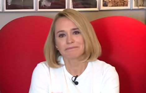 Adepții teoriilor conspirației privind Covid-19 cer demisia Andreei Esca