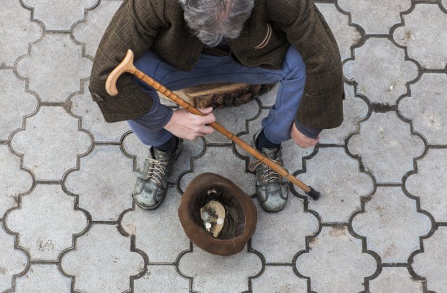 VIDEO Cât câștigă un cerșetor pe străzile din Constanța: „Cât iei tu într-o lună, eu iau în două zile”