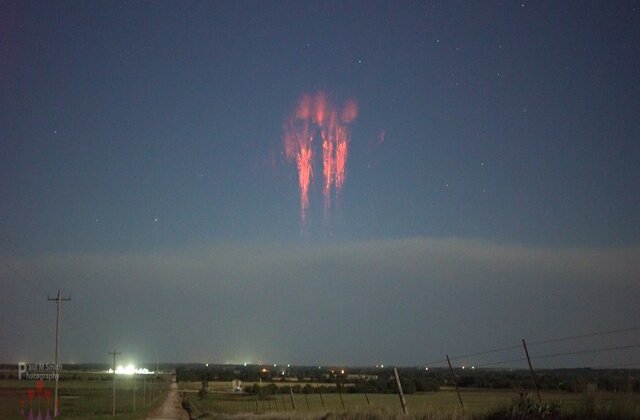 VIDEO Vânătorul de furtuni: A călătorit în toată America pentru a surprinde "spiridușii roșii"