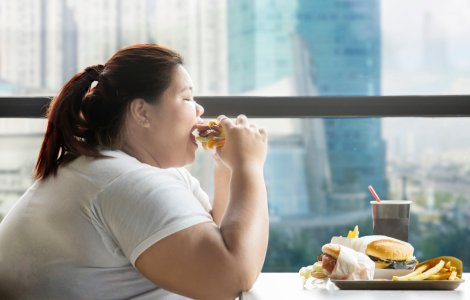 Britanicii sunt sfătuiți să mănânce mai puțin pentru a NU muri de Covid-19