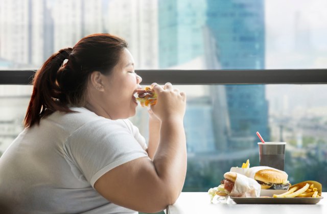 Britanicii sunt sfătuiți să mănânce mai puțin pentru a-și reduce riscul de a muri din cauza Covid-19