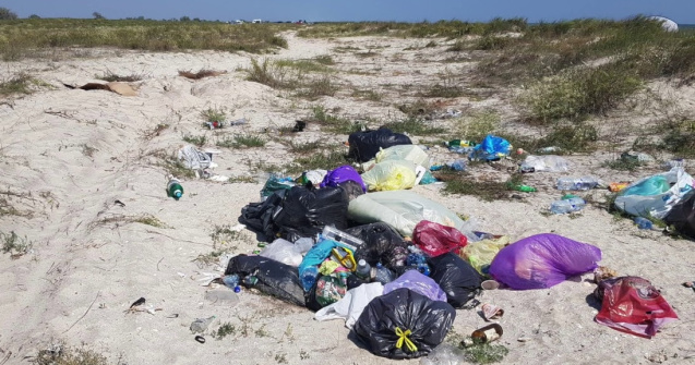 Românii care se relaxează pe plajele sălbatice lasă din ce în ce mai mult gunoi
