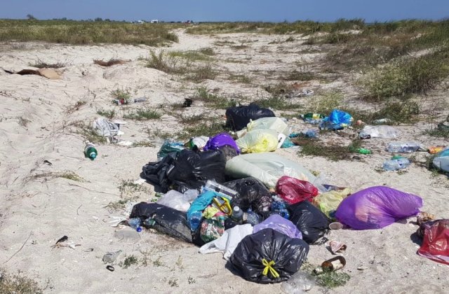 Rom&acirc;nii care se relaxează pe plajele sălbatice lasă din ce &icirc;n ce mai mult gunoi &icirc;n urmă