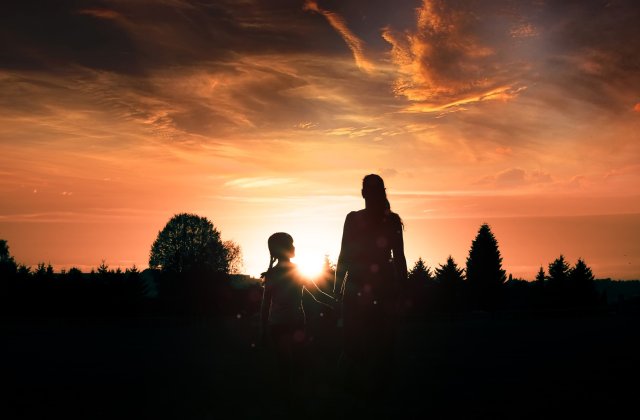 Fată de 12 ani, infectată cu Covid, a insistat să se interneze pentru a-și proteja mama bolnavă de cancer