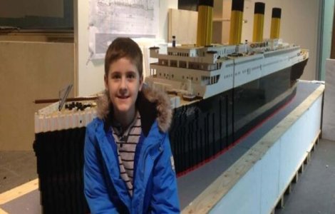 VIDEO Băiat cu autism a construit cea mai mare replică a Titanicului din piese Lego