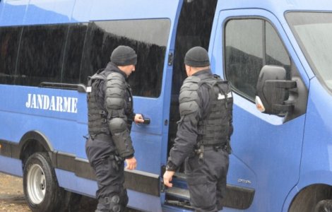 Percheziții de amploare în București: False cadre medicale au convins mai mulți oameni să cumpere aparatură sanitară