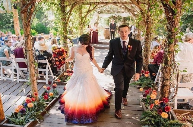 FOTO Și-a făcut rochia de mireasă singură și este mai frumoasă decât ce găsești în magazine