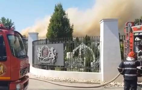 Incendiu în Otopeni. O sală de evenimente de 2.000 metri pătrați a luat foc