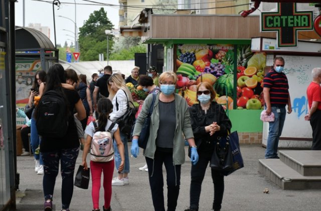 Masca de protecție va fi purtată și în spații deschise. Noi restricții la operatori economici