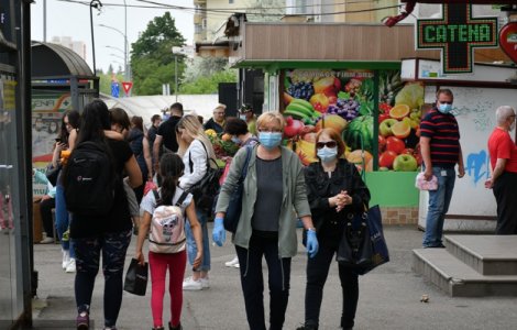 Masca de protecție va fi purtată și în spații deschise