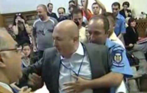  Video  Romania in haos: Bataie in Primaria Bucuresti