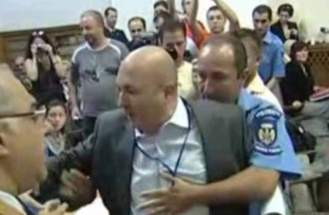 [VIDEO] Romania in haos: Bataie in Primaria Bucuresti