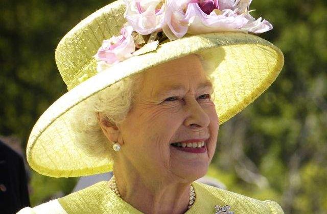 Regina Elizabeth II a fost internata in spital