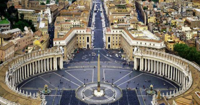 Catolicii, condusi de Colegiul Cardinalilor pana se alege noul papa