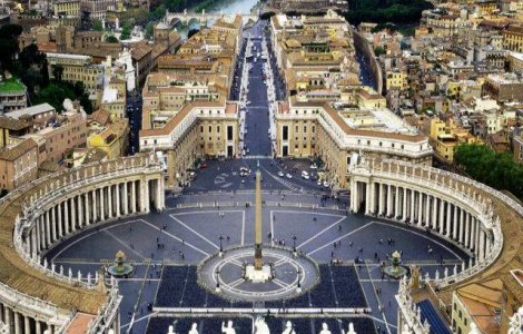 Catolicii, condusi de Colegiul Cardinalilor pana la alegerea noului papa