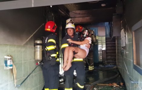 Explozie într-un bloc de pe Calea Giuleşti. Pompierii au evacuat șase locatari
