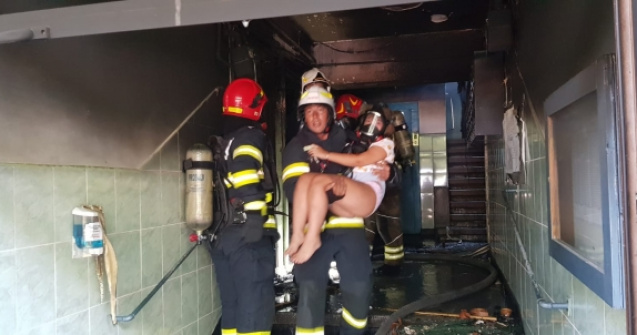 Explozie într-un bloc de pe Calea Giuleşti. Pompierii au evacuat șase locatari