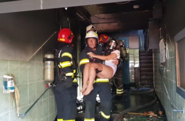 Explozie puternică &icirc;ntr-un bloc de pe Calea Giuleşti. Pompierii au evacuat șase locatari