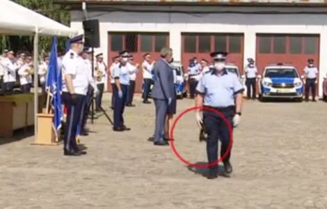 VIDEO Un polițist a scăpat pe jos pistolul nou, primit chiar de la Marcel Vela