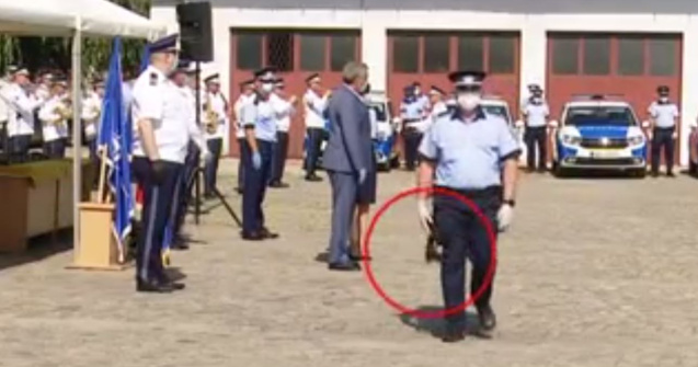 VIDEO Un polițist a scăpat pe jos pistolul nou, primit chiar de la Marcel Vela