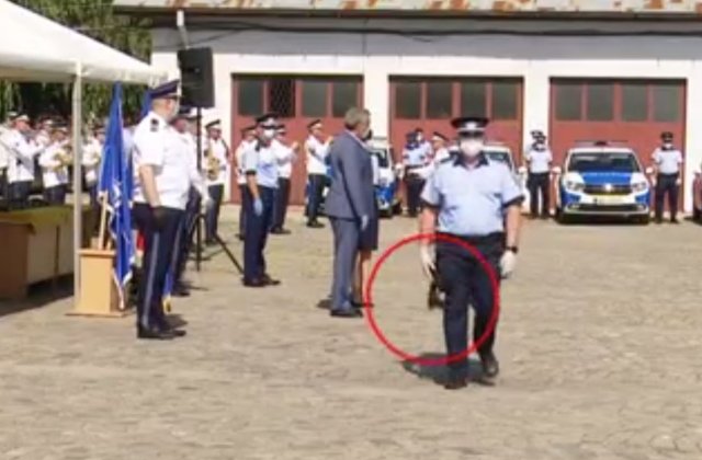 VIDEO Un polițist a scăpat pe jos pistolul nou, primit chiar de la Marcel Vela