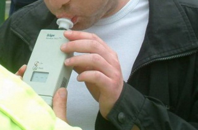 La volan în comă alcoolică și cu permisul suspendat, oprit de polițiști