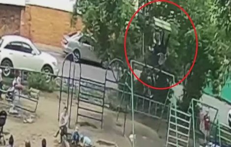 Doi copii sunt aruncați în aer, după ce leagănul în care se aflau s-a rupt