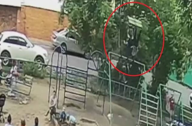 VIDEO Momentul șocant în care doi copii sunt aruncați în aer, după ce leagănul în care se aflau s-a rupt