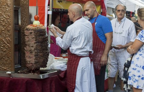 Un copil mort și 700 de oameni cu toxiinfecție alimentară de la shaorma