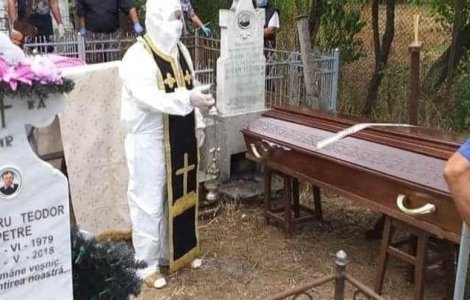 Preot din Olt, în combinezon și cu patrafir la slujba de înmormântare